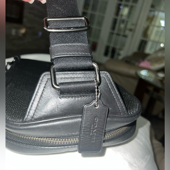 Coach Gotham Pack, color black. Over the shoulder. Authentic - Picture 10 of 16